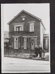 0718 Echtpaar voor hun woonhuis